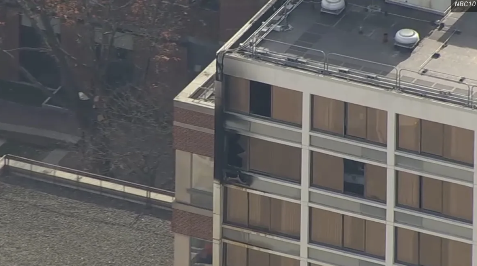 费城大学城喜来登酒店19楼突发火灾，现场浓烟滚滚